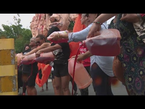 Netanyahu protesters pour gallons of 'blood' over DC street