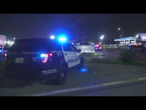 3 injured in shooting outside of Foot Locker on Houston south side, police say