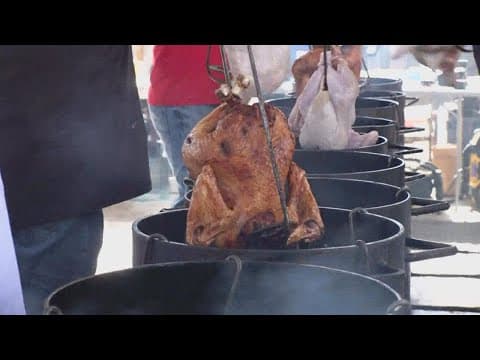 1000 turkeys given away in "world's largest turkey fry"