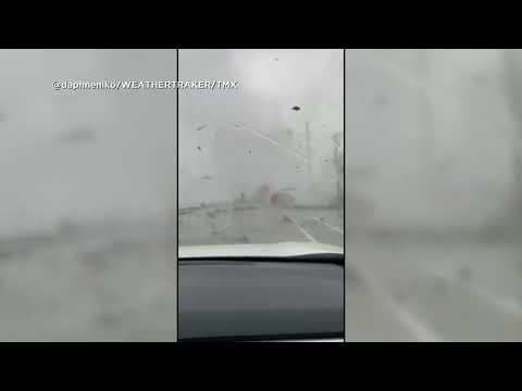 Powerful tornado flips car in Florida