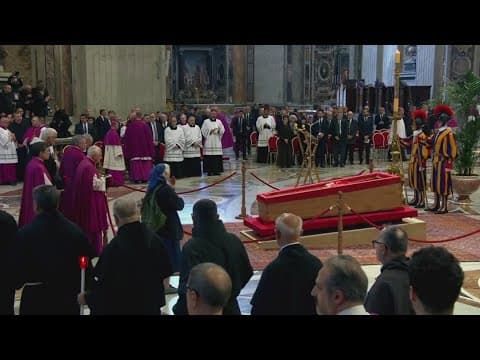 Mourners take final hours to pay respect to Pope Francis