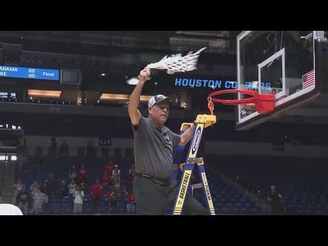 UH announces 4-year contract extension with basketball coach Kelvin Sampson