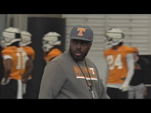 UT extends contract with football defensive coordinator Tim Banks