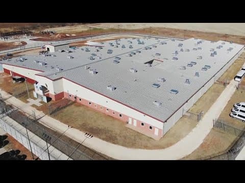 Supreme Court puts a temporary pause on new deportations of Venezuelans held in northern Texas