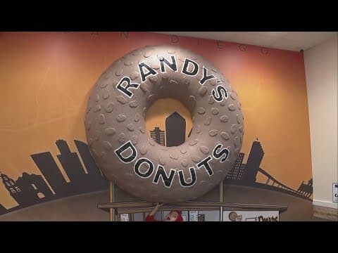Randy's Donut opens up in San Diego