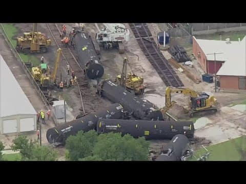 Crews to work overnight to clean up derailed train in North Texas