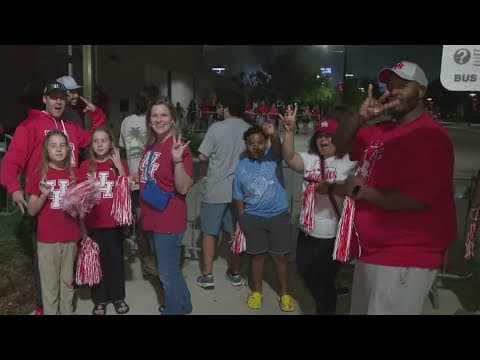 Fans flood UH campus as men's basketball team returns after Elite Eight victory