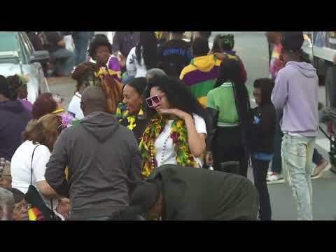 Crowd on Jackson Avenue readies for the arrival of Zulu
